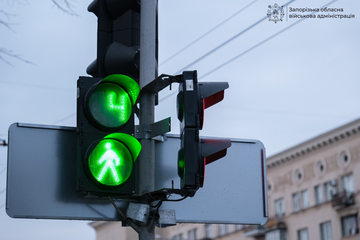 Сучасні та енергозахищені - скільки автономних світлофорів з'явиться у Запоріжжі цього року (фото, відео)