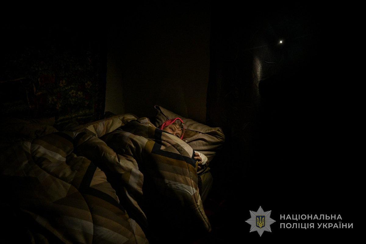 Травмувалася під час обвалу стіни — з прифронтового села на Запоріжжі евакуювали поранену жінку та її чоловіка (відео)