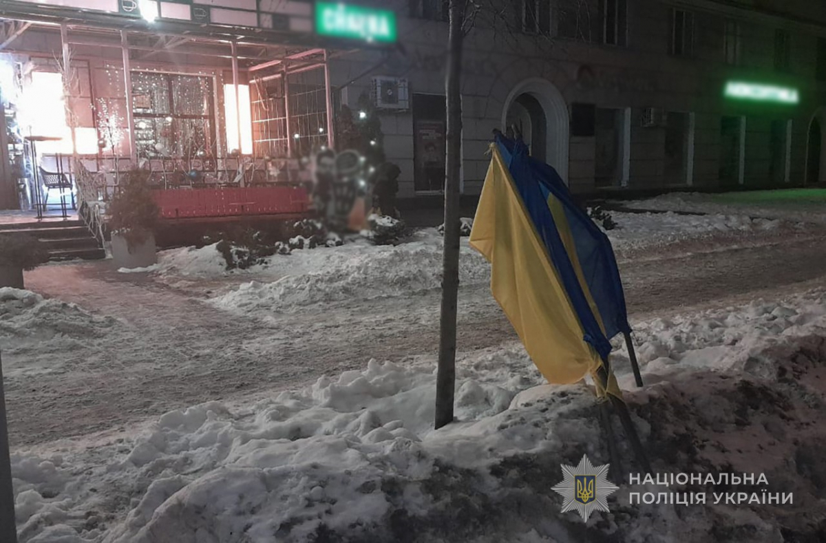У День Соборності України запоріжець наругався над державною символікою у центрі міста 