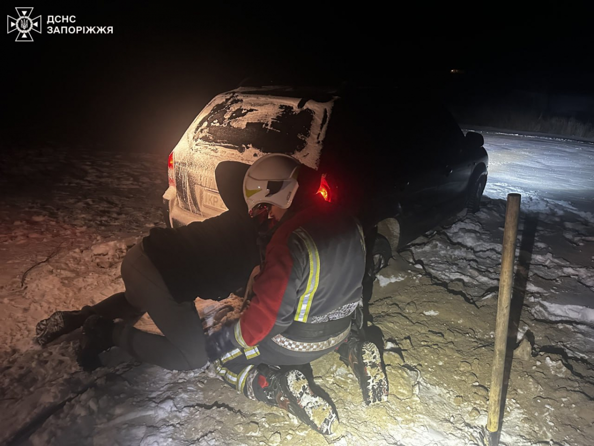 У Запоріжжі триває боротьба зі снігом - рятувальники визволяли автомобілі (фото)