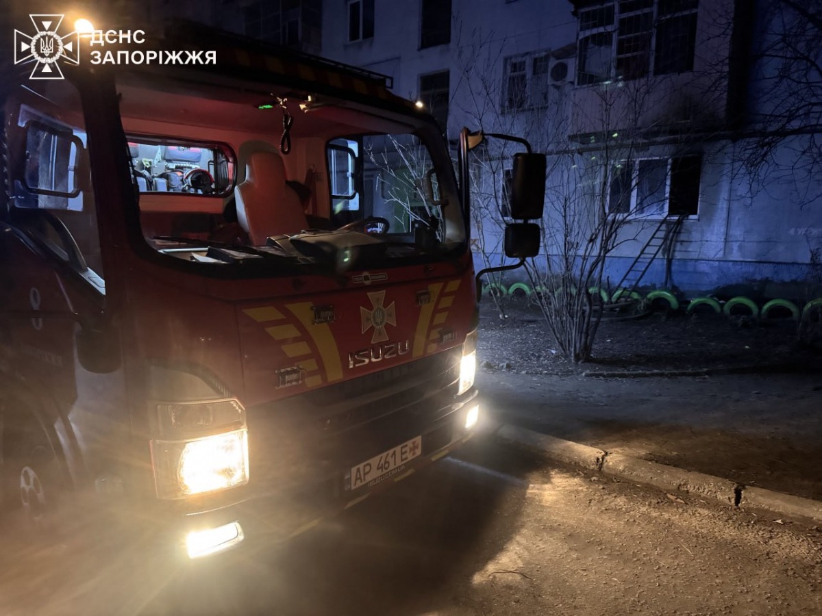 У Запорізькій області спалахнула пожежа в житловому будинку - під час гасіння в диму знайшли господарку квартири