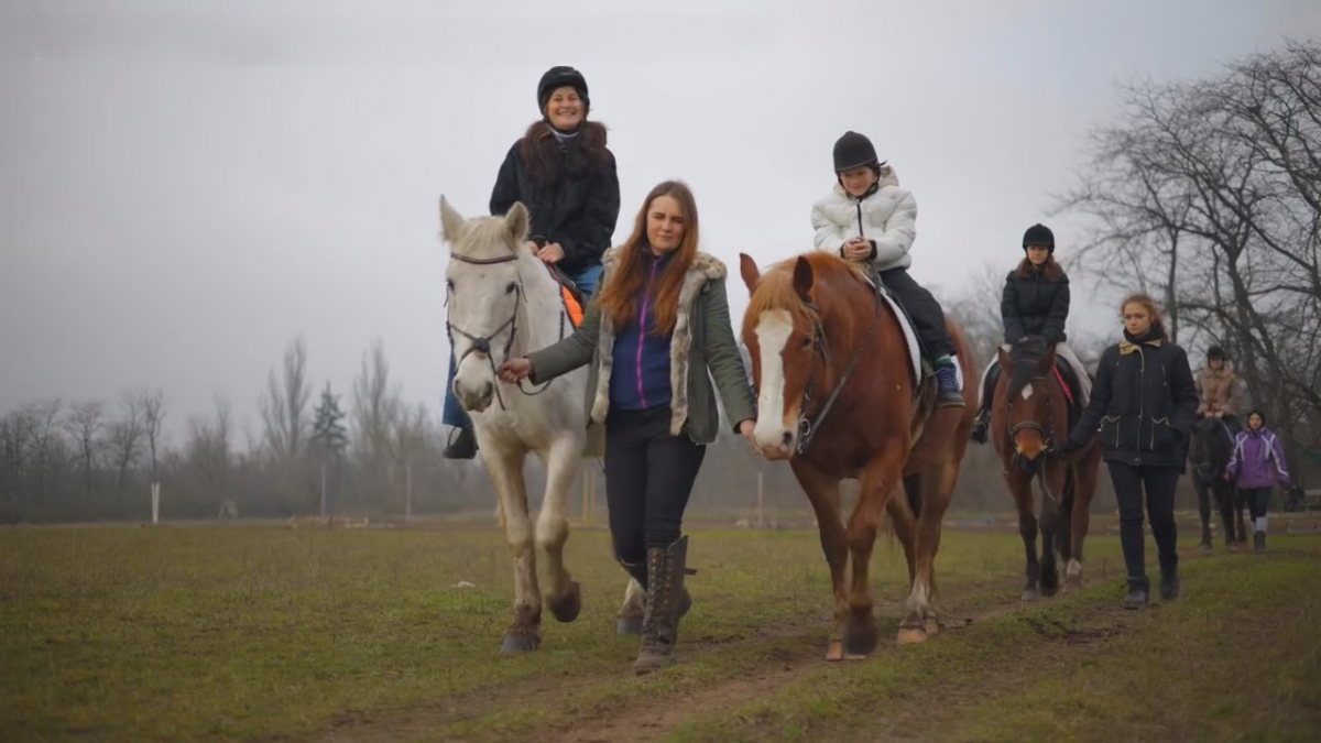 Ветерани на конях: у Запоріжжі благодійники запустили проєкт відновлювальних занять з іпотерапії (відео)