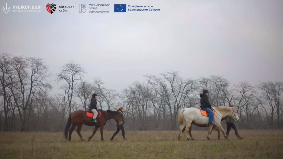Ветерани на конях: у Запоріжжі благодійники запустили проєкт відновлювальних занять з іпотерапії (відео)