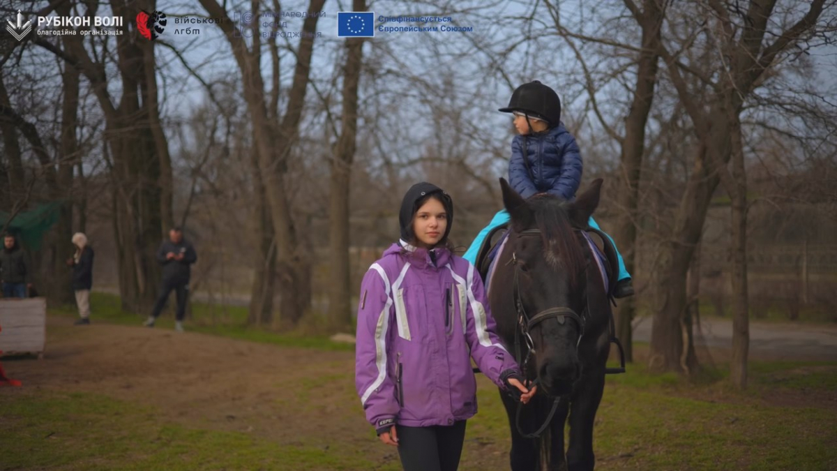 Ветерани на конях: у Запоріжжі благодійники запустили проєкт відновлювальних занять з іпотерапії (відео)