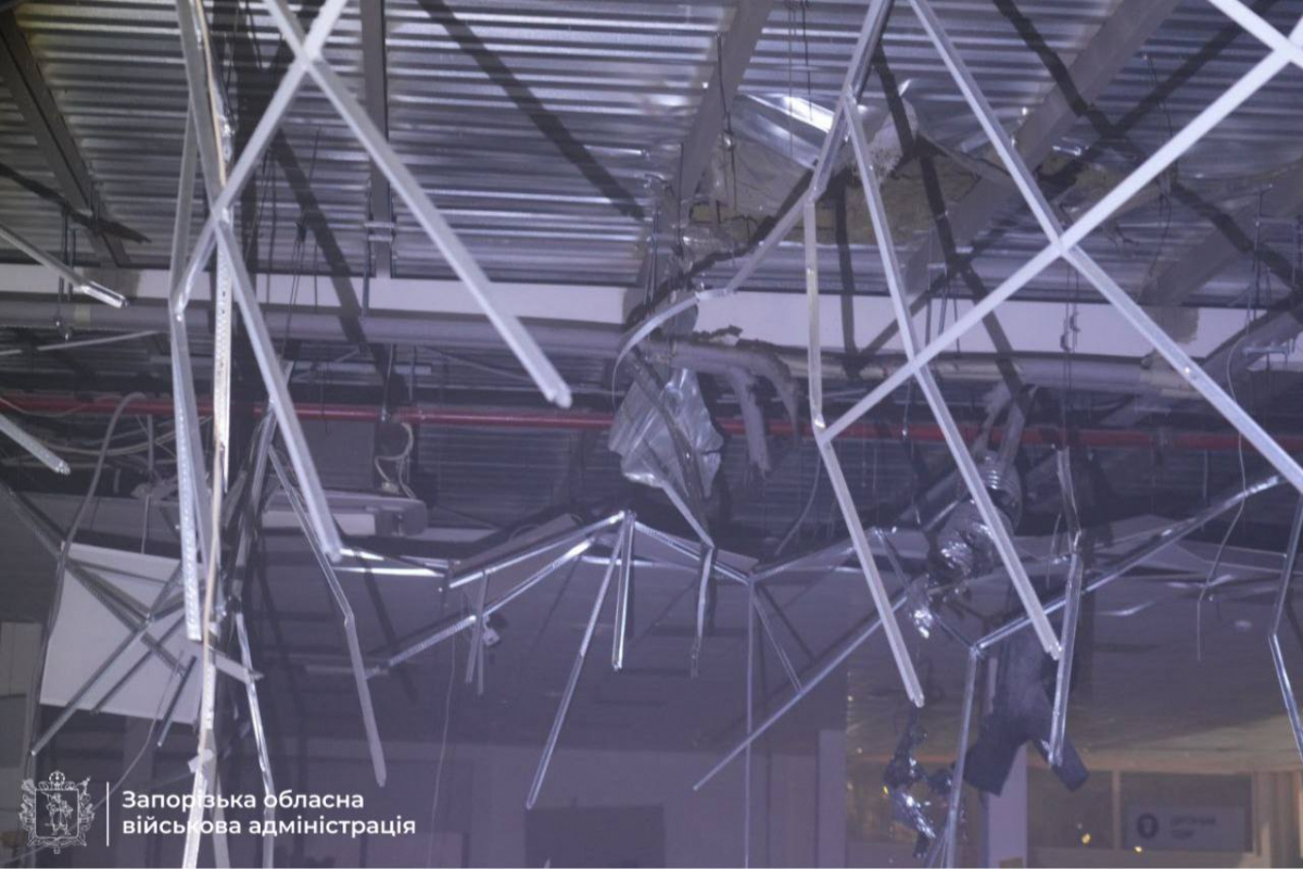 Ввечері 7 січня ворог ударив по торгівельному центру у Запоріжжі - фото і відео наслідків