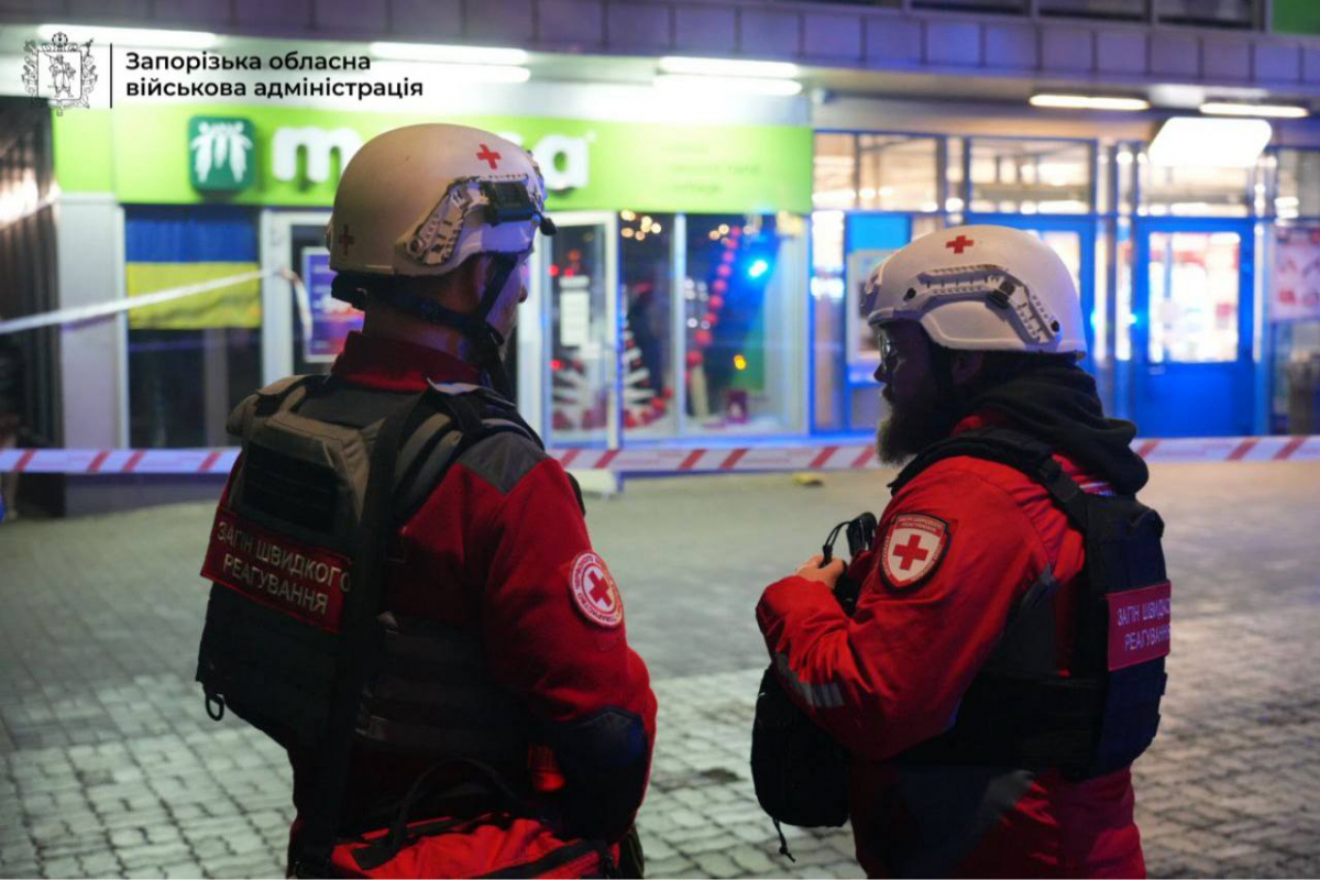Ввечері 7 січня ворог ударив по торгівельному центру у Запоріжжі - фото і відео наслідків