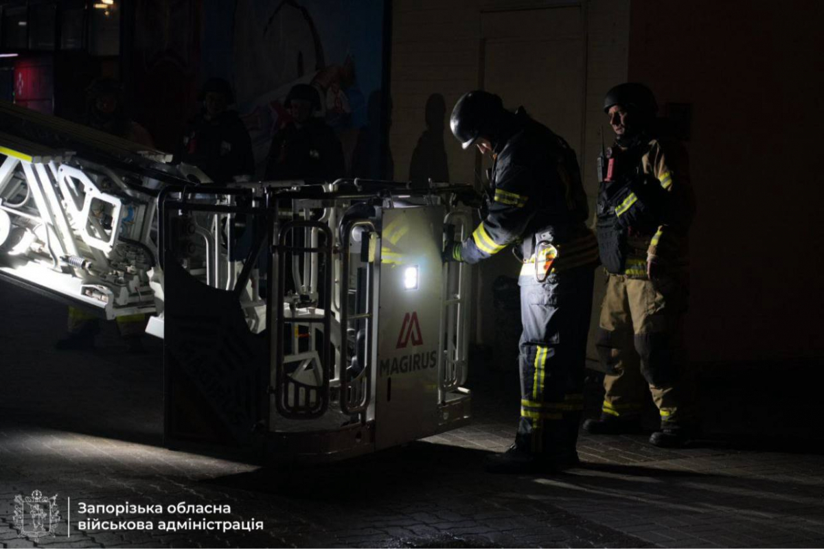 Ввечері 7 січня ворог ударив по торгівельному центру у Запоріжжі - фото і відео наслідків
