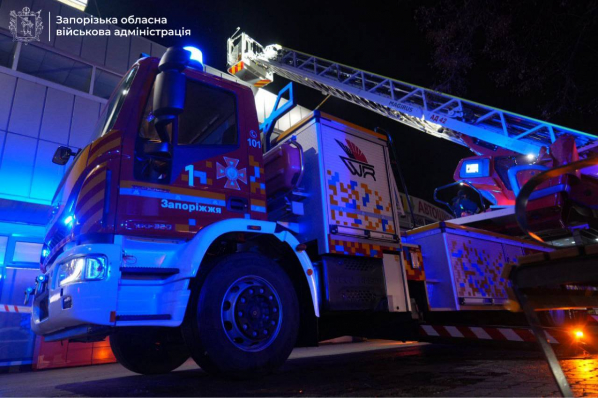 Ввечері 7 січня ворог ударив по торгівельному центру у Запоріжжі - фото і відео наслідків