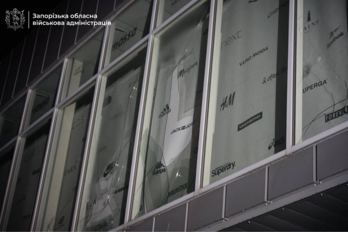 Ввечері 7 січня ворог ударив по торгівельному центру у Запоріжжі - фото і відео наслідків