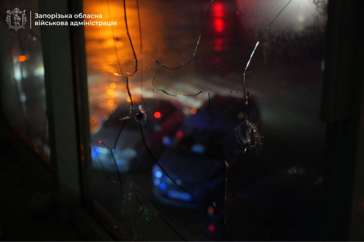 Ввечері 7 січня ворог ударив по торгівельному центру у Запоріжжі - фото і відео наслідків