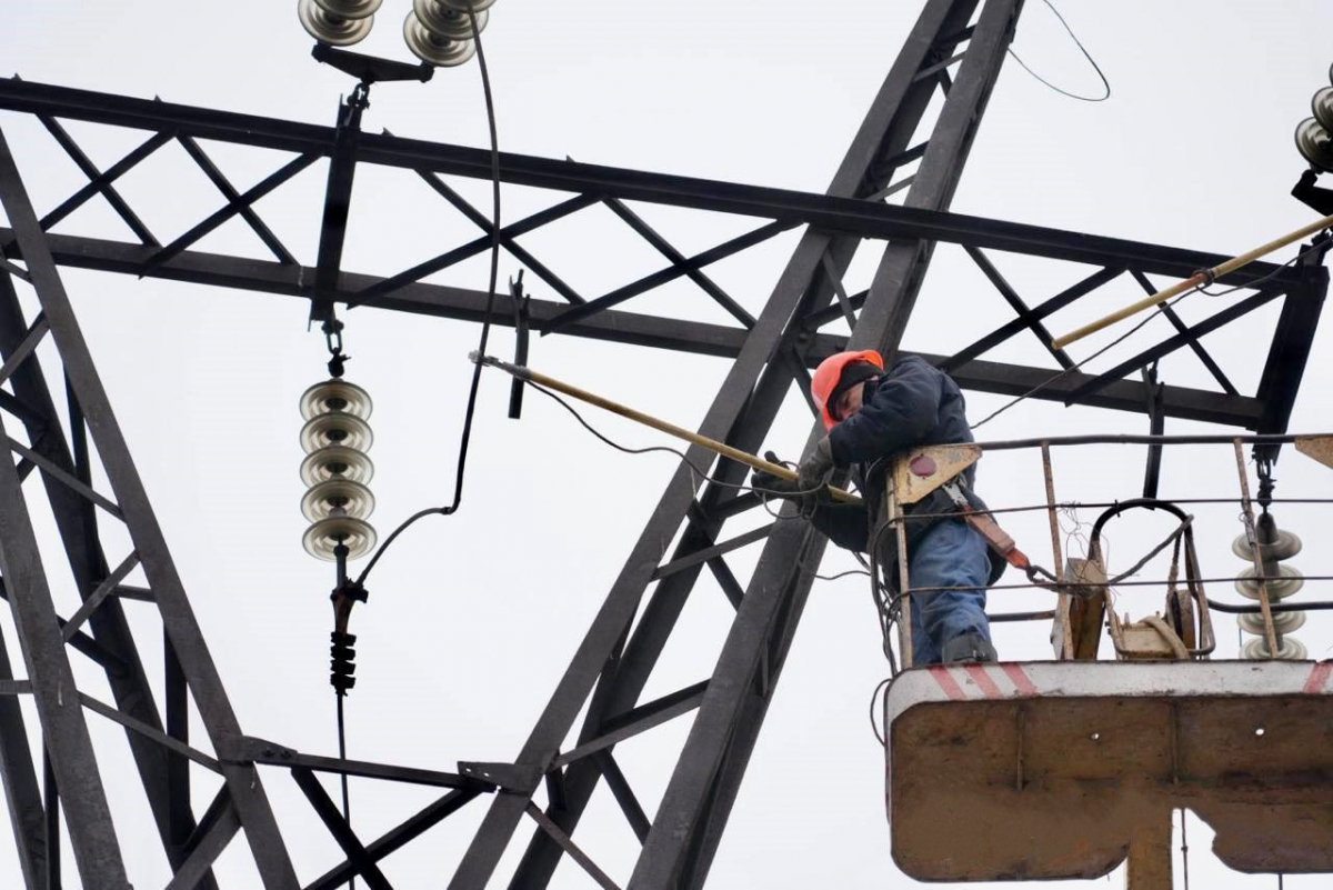 Запоріжжя під обстрілом: обленерго оперативно відновило електропостачання тисяч родин