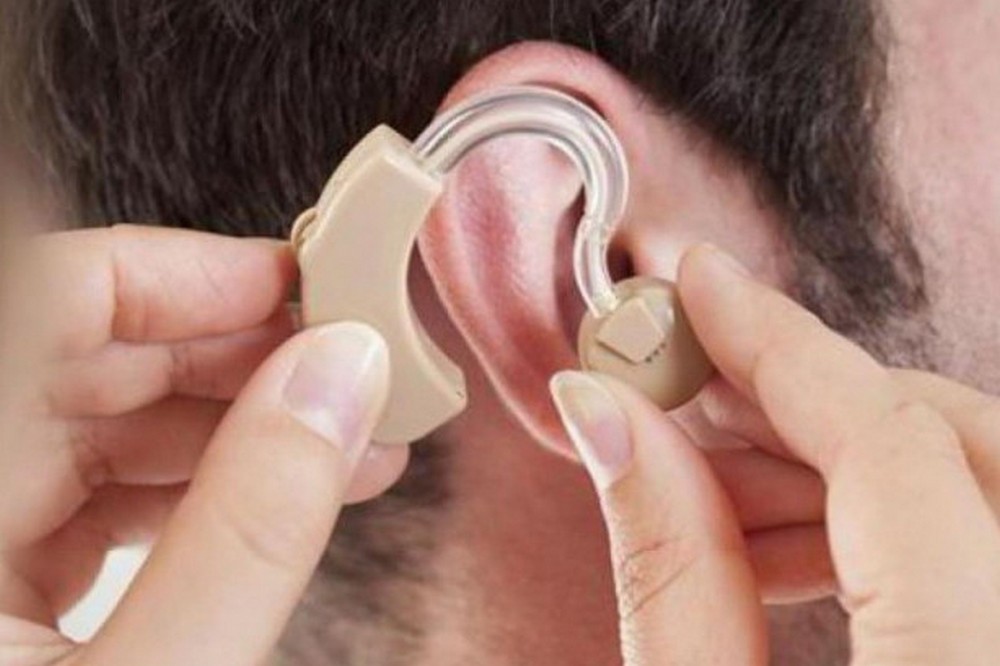 Запорізькі ветерани та ветеранки можуть безоплатно отримати сучасні слухові апарати: що для цього потрібно