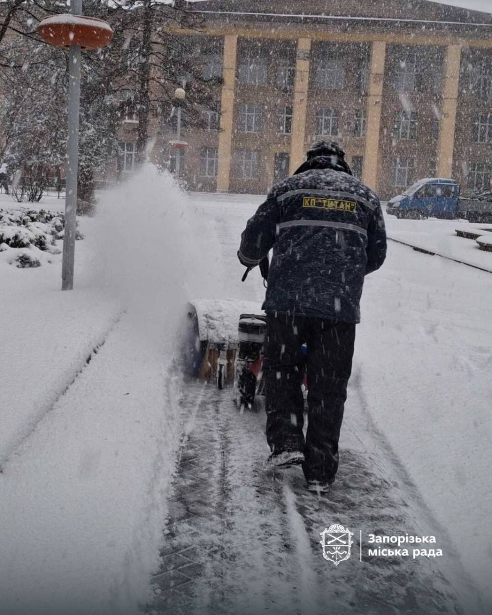 Запорізьку область засипало снігом: комунальники борються з негодою (фото, відео)