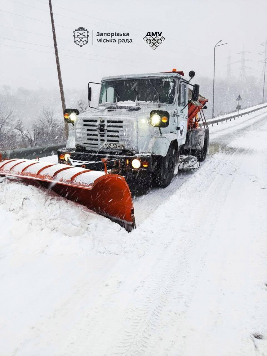 Запорізьку область засипало снігом: комунальники борються з негодою (фото, відео)