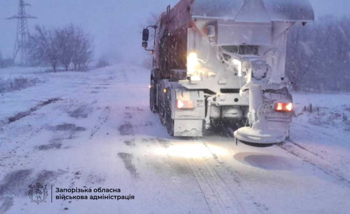 Запорізьку область засипало снігом: комунальники борються з негодою (фото, відео)