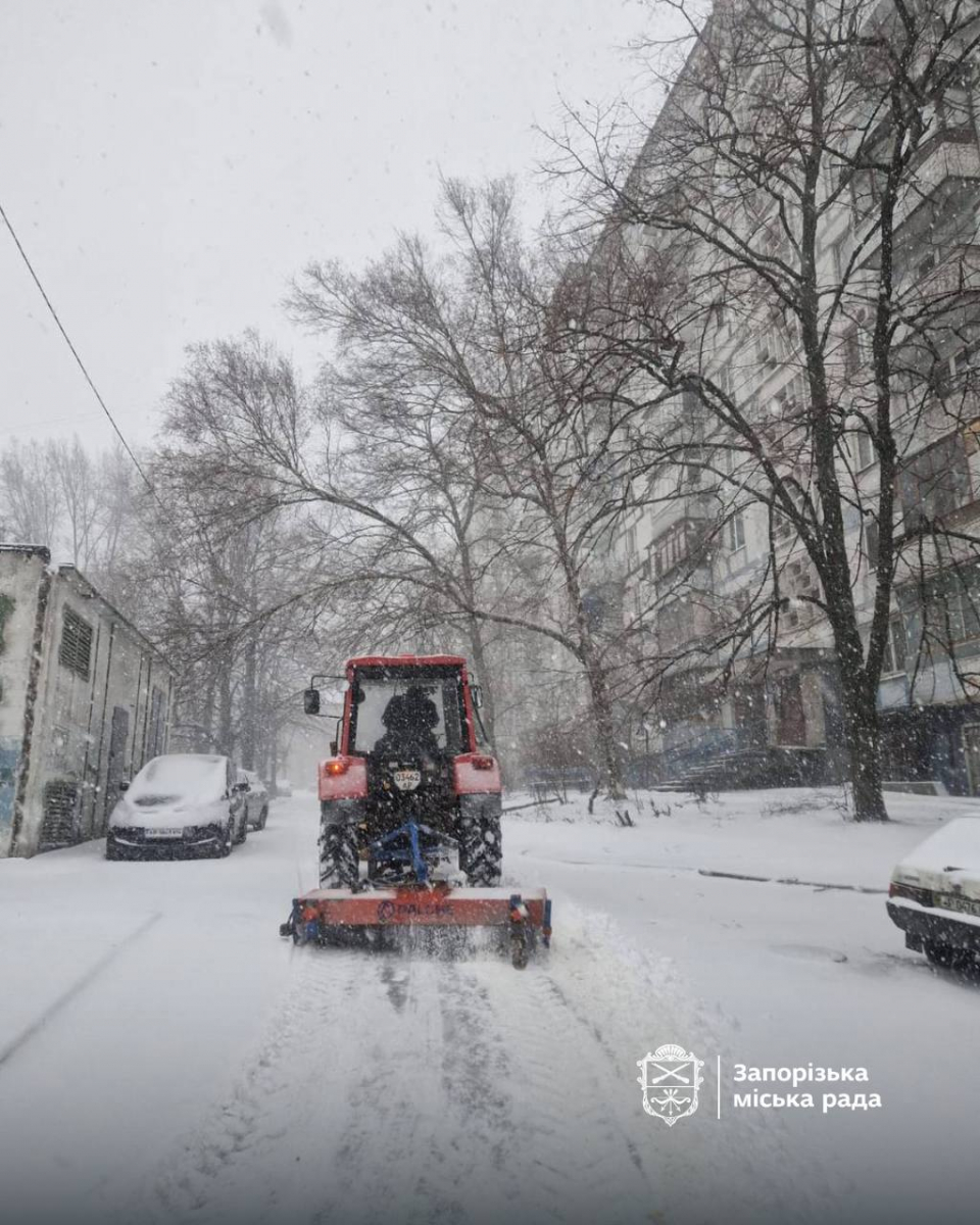 Запорізьку область засипало снігом: комунальники борються з негодою (фото, відео)