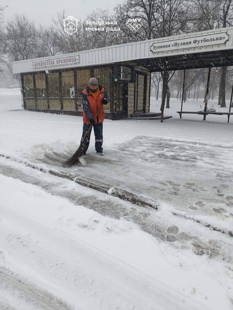 Запорізьку область засипало снігом: комунальники борються з негодою (фото, відео)