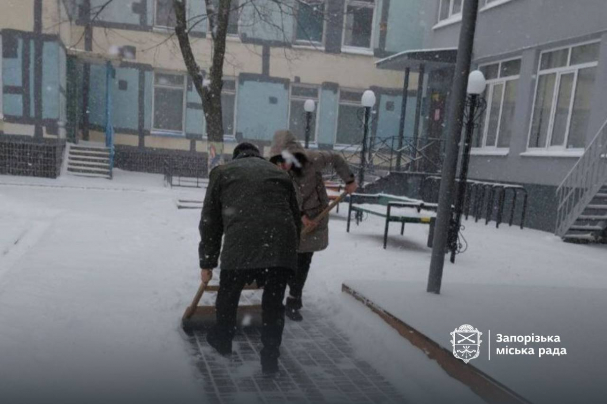 Запорізьку область засипало снігом: комунальники борються з негодою (фото, відео)