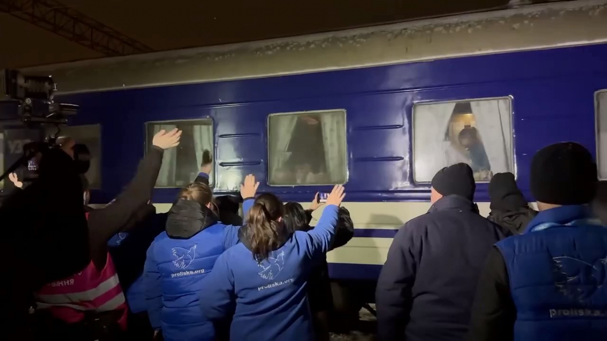 "Життя у трьох валізах" - родини із Запорізької області евакуювали на Закарпаття (фото)