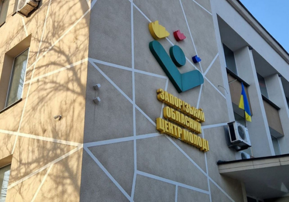 Будинок політпросвіти, театр, центр молоді - 62 роки тому на запорізькій площі з'явилась нова будівля (фото)