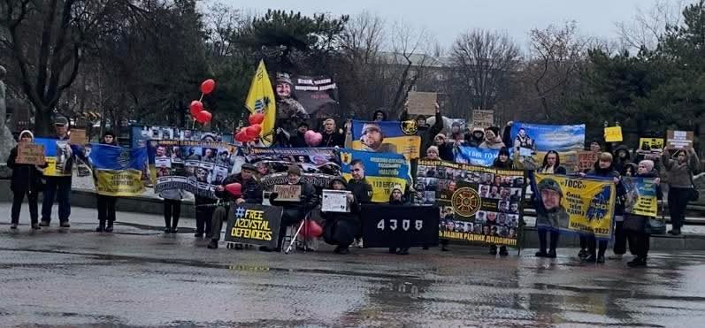 Червоні серця і мовчазна підтримка: запорізькі родини вийшли на площу попри дощ і тривоги (фото)