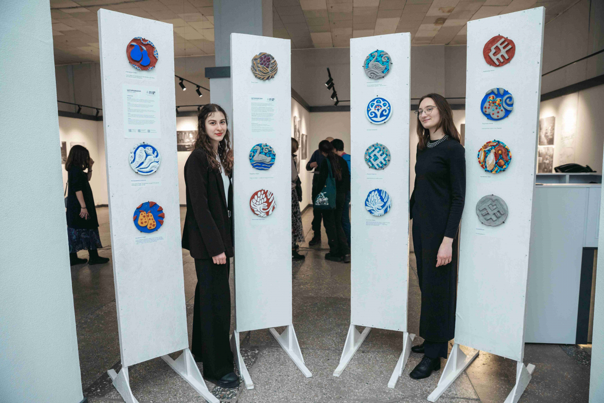 Декоративний рельєф як пам’ять: у Запоріжжі відкрили незвичайну виставку цементних панно (фото)