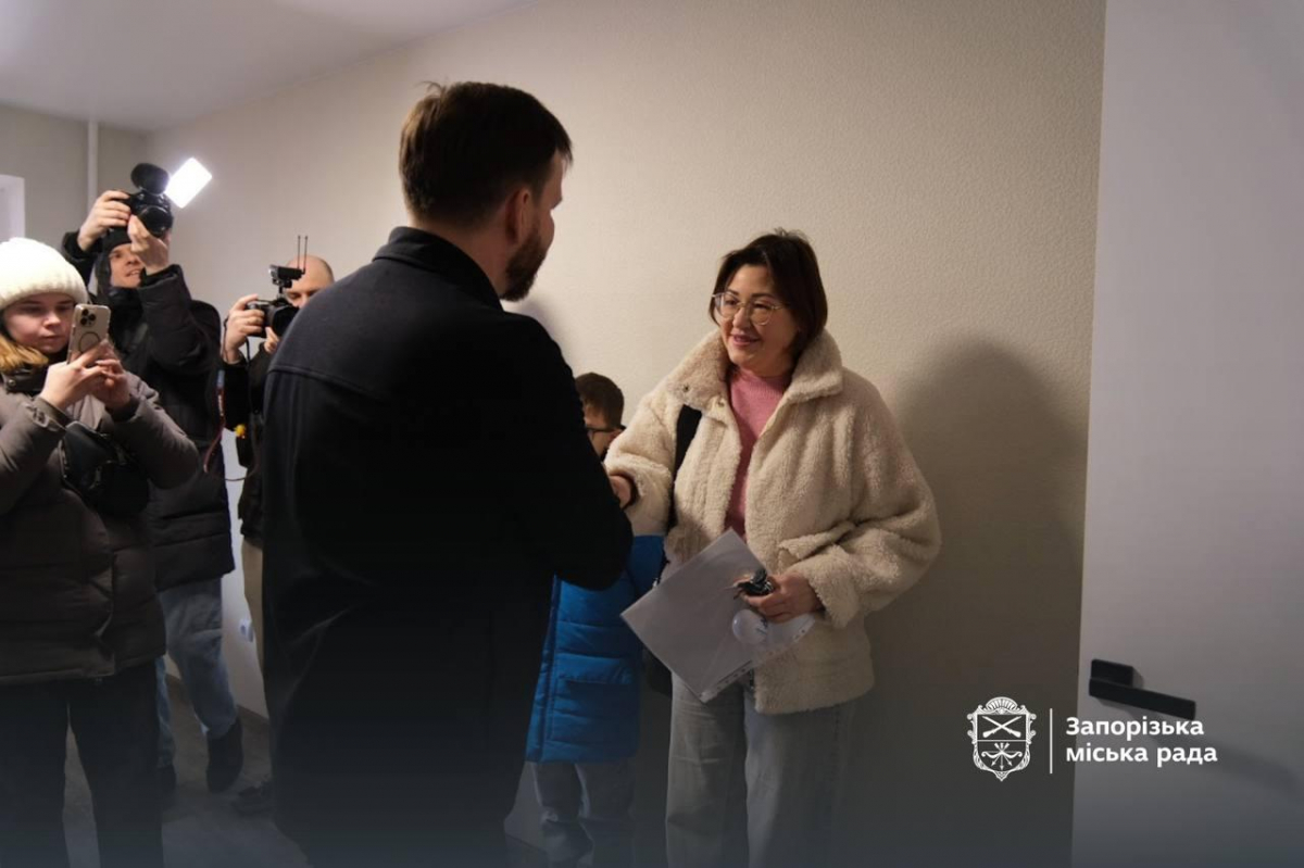 Дев'ять років у модульному: в Запоріжжі родина переселенців нарешті отримала квартиру (фото)