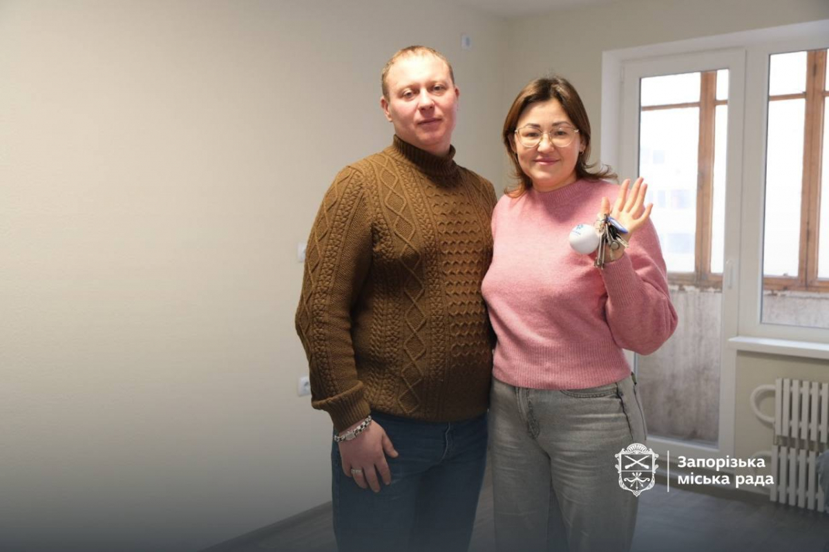 Дев'ять років у модульному: в Запоріжжі родина переселенців нарешті отримала квартиру (фото)