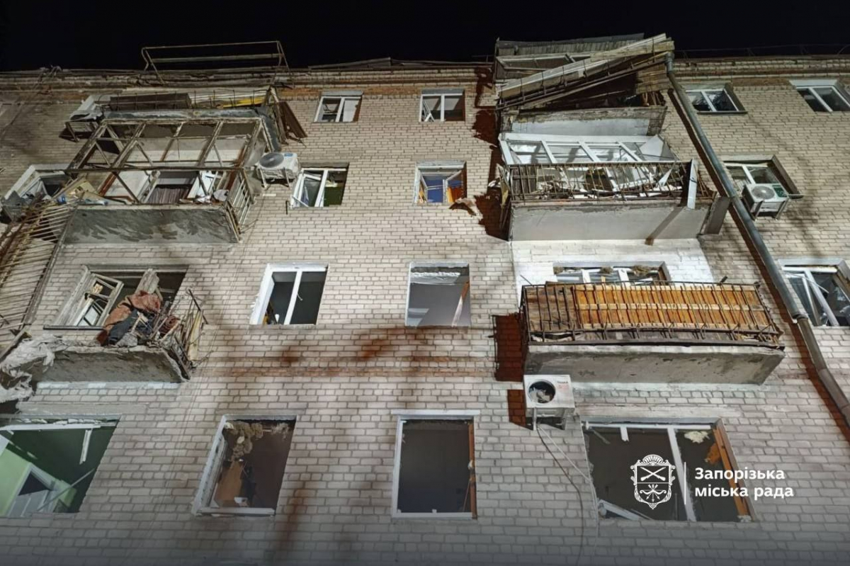 Друга атака за вечір: у Запоріжжі російський дрон пошкодив багатоповерхівку, є поранений (фото)