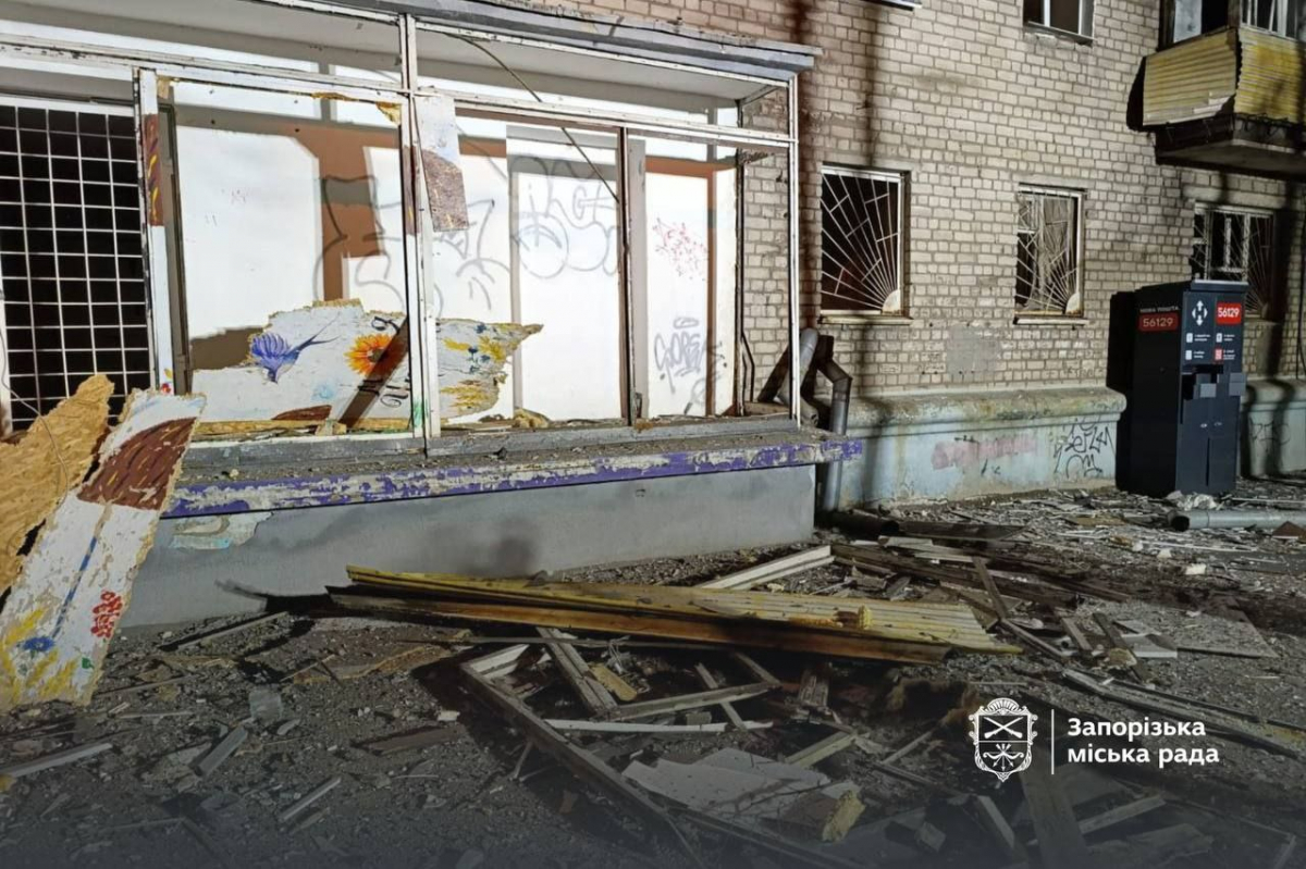 Друга атака за вечір: у Запоріжжі російський дрон пошкодив багатоповерхівку, є поранений (фото)