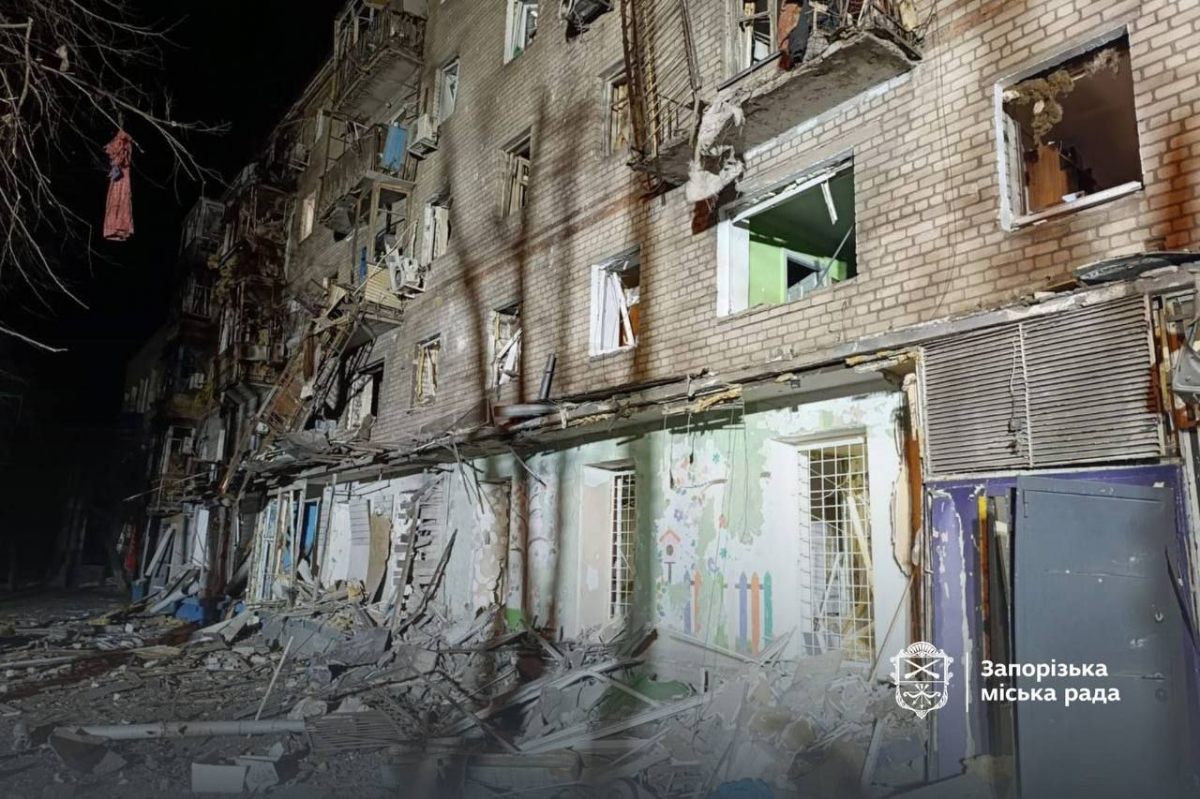 Друга атака за вечір: у Запоріжжі російський дрон пошкодив багатоповерхівку, є поранений (фото)