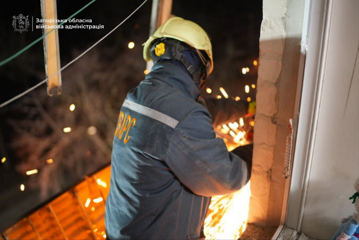 Друга атака за вечір: у Запоріжжі російський дрон пошкодив багатоповерхівку, є поранений (фото)