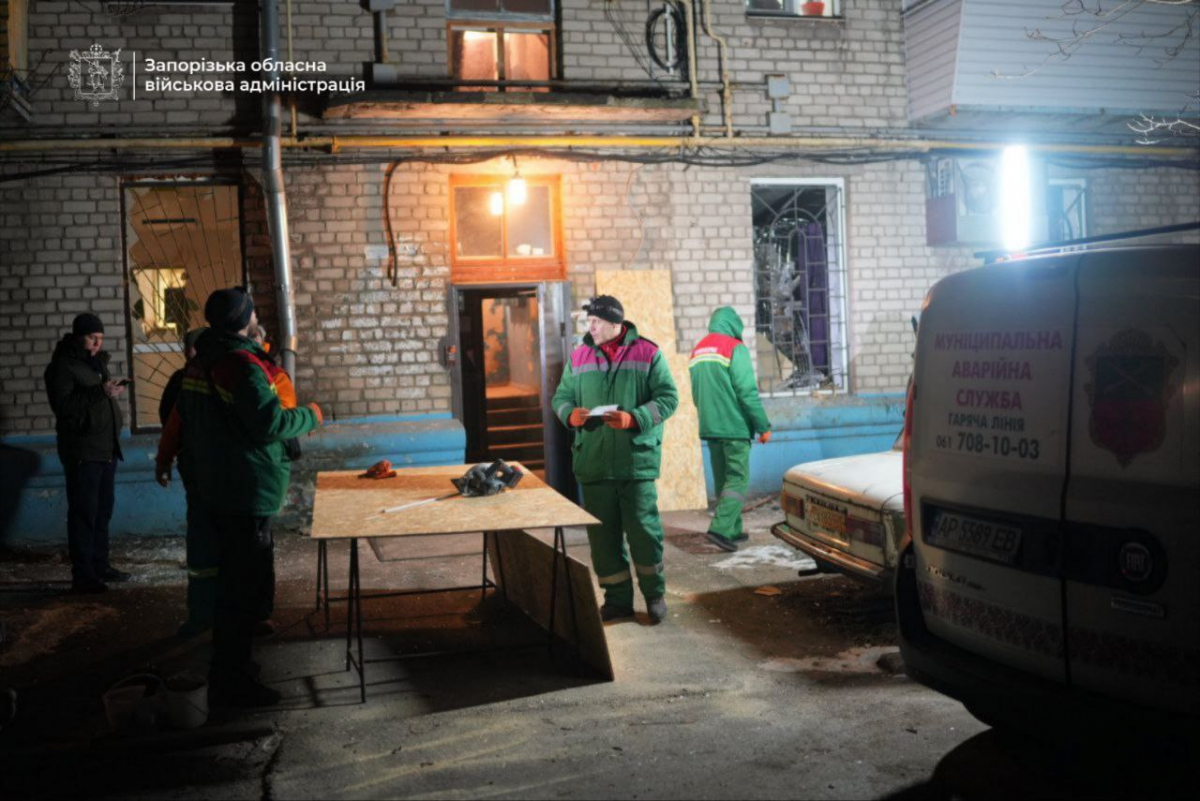 Друга атака за вечір: у Запоріжжі російський дрон пошкодив багатоповерхівку, є поранений (фото)