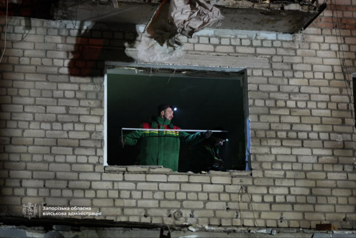 Друга атака за вечір: у Запоріжжі російський дрон пошкодив багатоповерхівку, є поранений (фото)