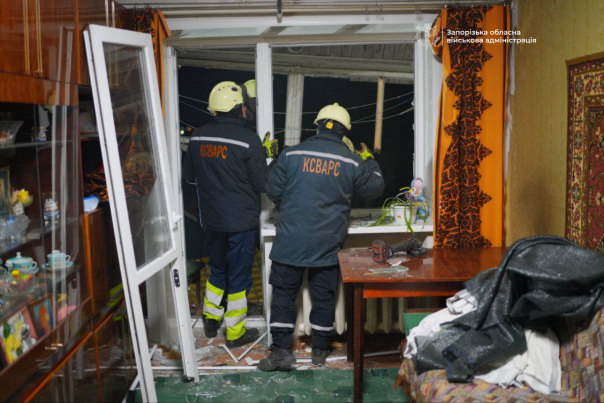 Друга атака за вечір: у Запоріжжі російський дрон пошкодив багатоповерхівку, є поранений (фото)