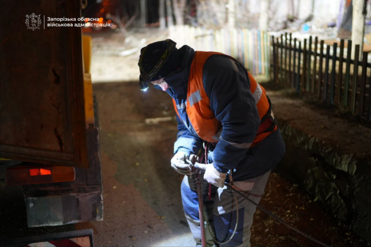 Друга атака за вечір: у Запоріжжі російський дрон пошкодив багатоповерхівку, є поранений (фото)