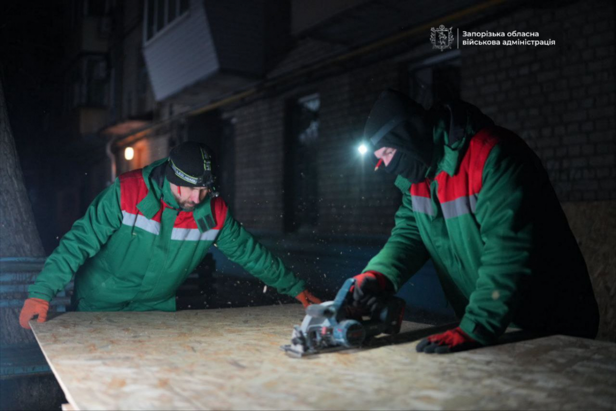 Друга атака за вечір: у Запоріжжі російський дрон пошкодив багатоповерхівку, є поранений (фото)