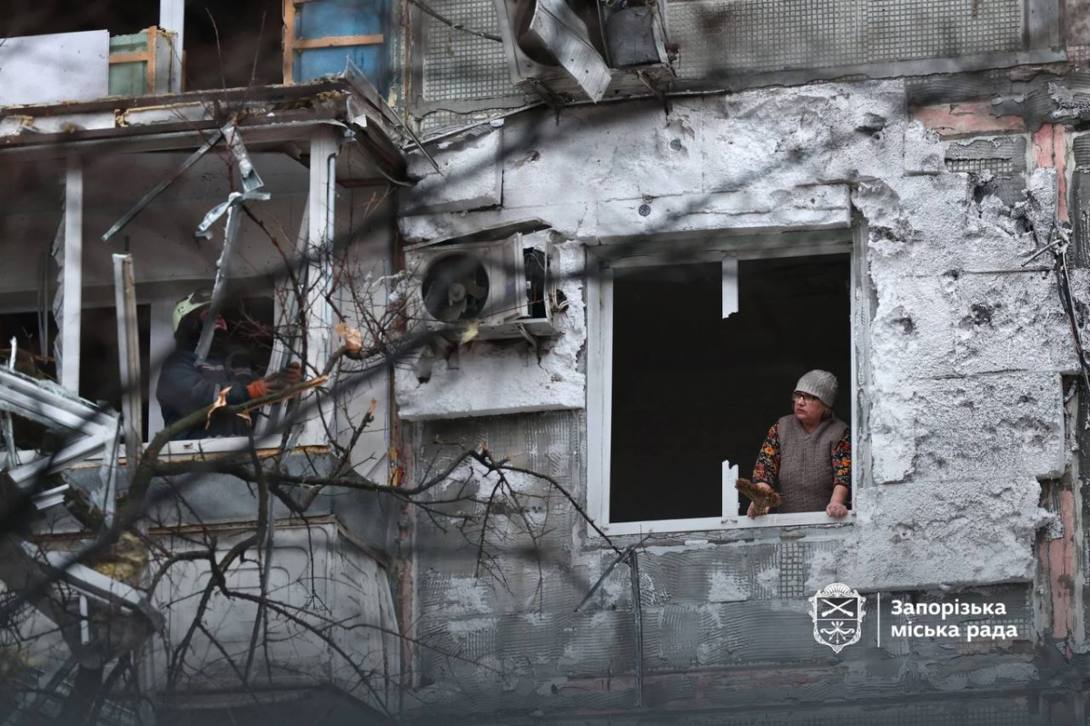 Мешканка пошкодженого обстрілом будинку в Запоріжжі 26 лютого. Фото: Запорізька міська рада
