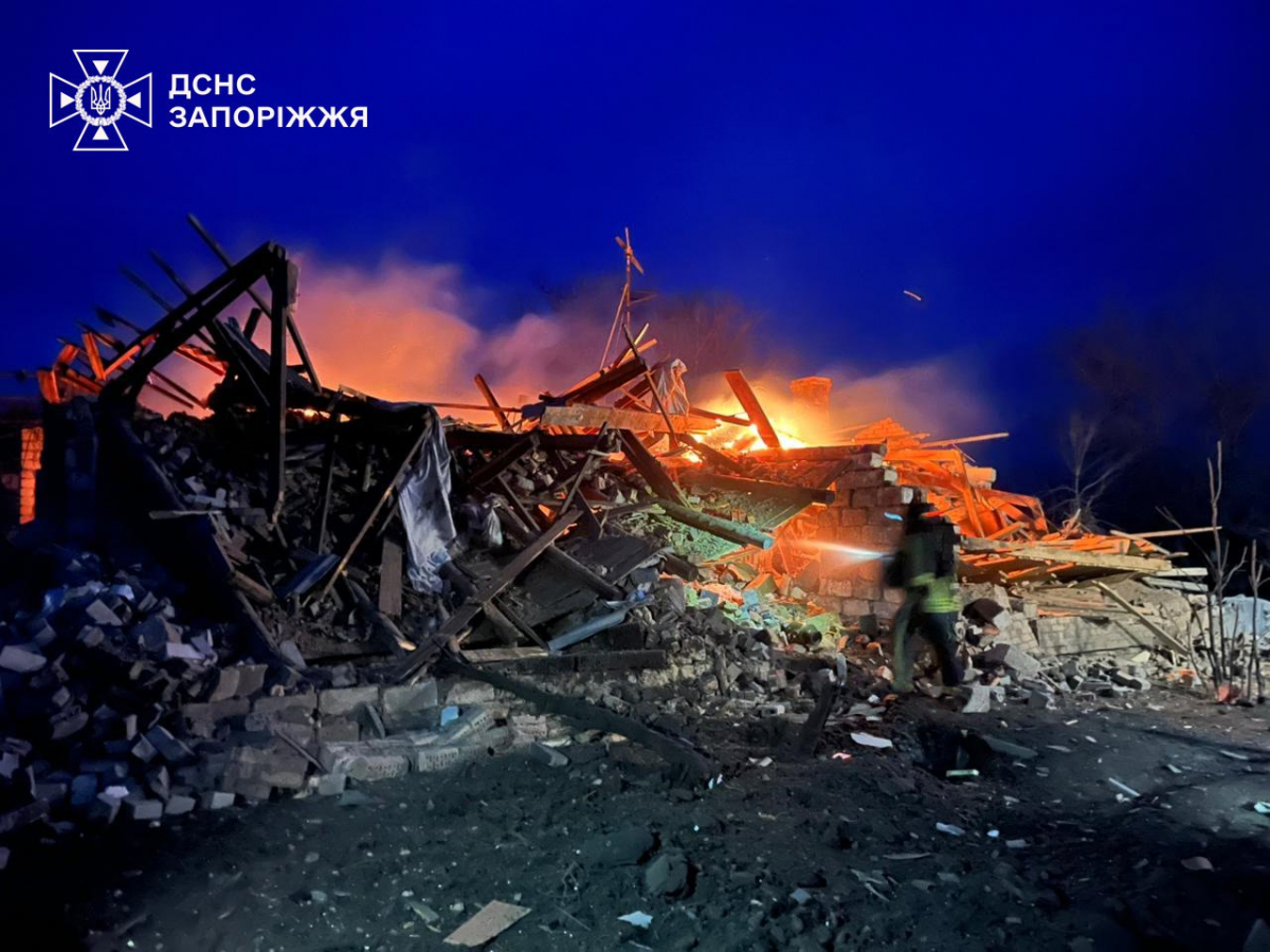 Горіли будинки, гараж та авто: сім пожеж спалахнули у Запорізькому районі через обстріли (фото)