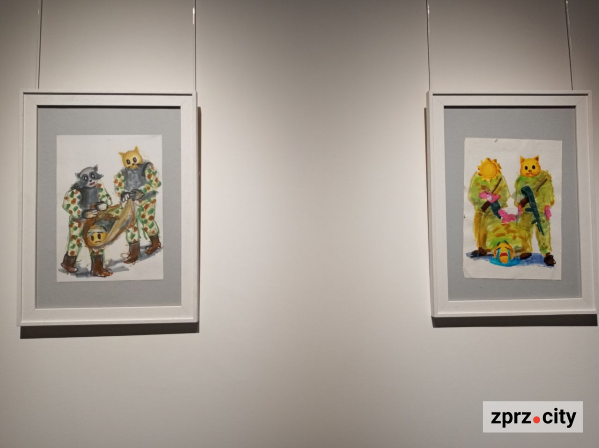 Як у соцмережах: у Запоріжжі відкрили виставку про не цивільне життя (фото)