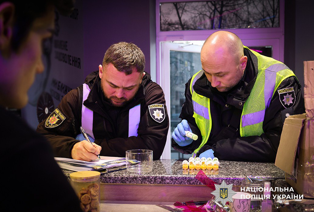 Льодяники, шоколад та желатинові ведмедики: у запорізьких магазинах наркотики маскували під "легальну" продукцію