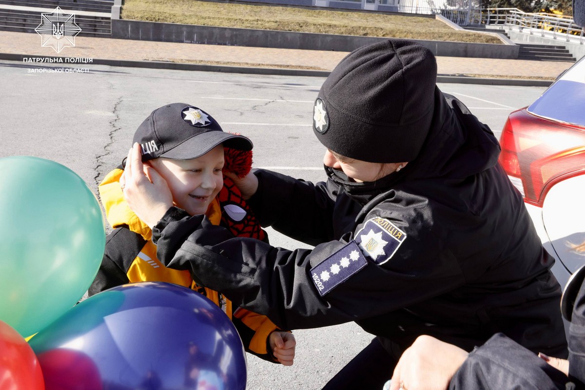 У Запоріжжі патрульні привітали хлопчика, який мріє стати поліцейським, фото: Патрульна поліція Запорізької обласної