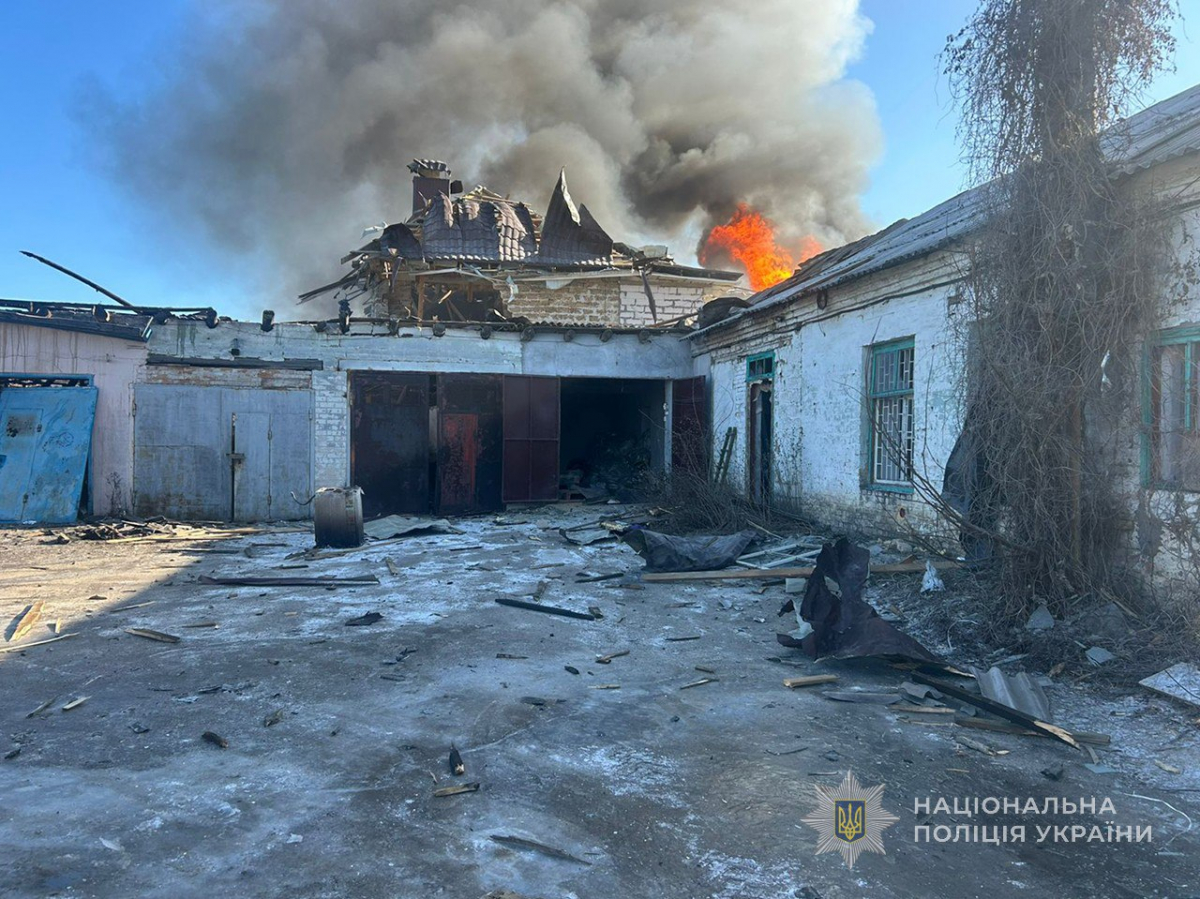 Масштабна пожежа, поранені люди - ворог обстріляв Запоріжжя і Вільнянськ (фото)