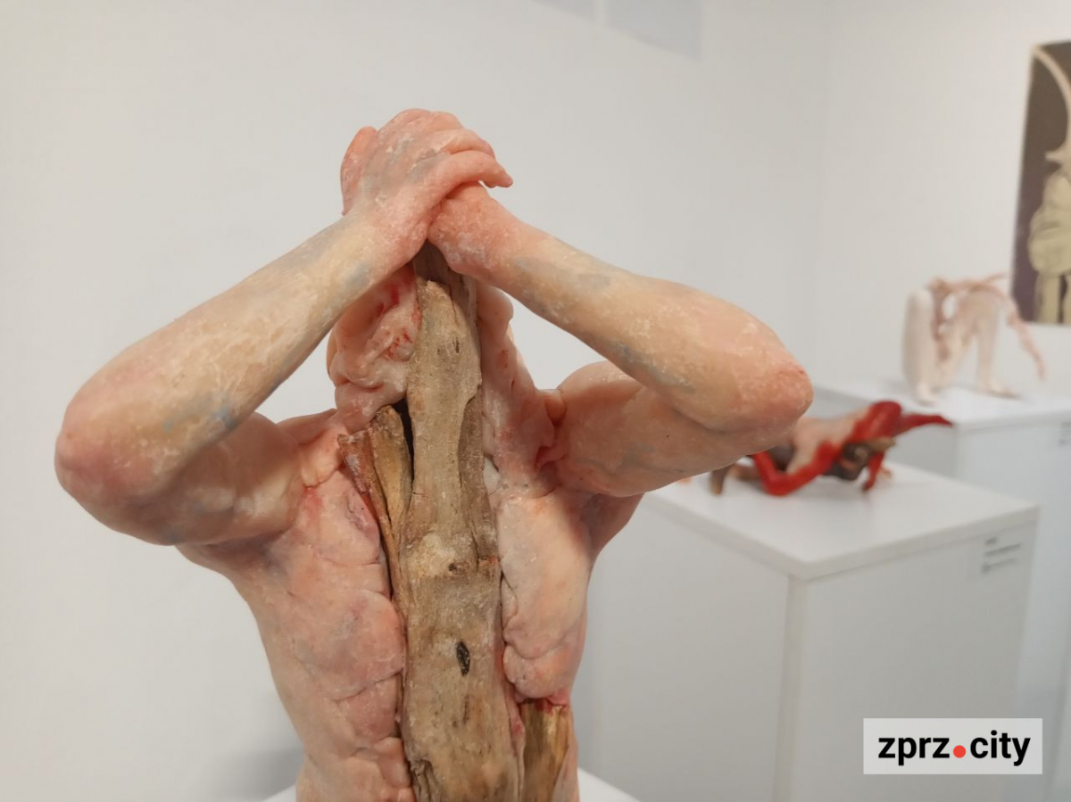 "Мені здавалася прикольною думка прикрашати тіло частинами тіла": у Запоріжжі побувала художниця, чиї скульптури можуть зачарувати і шокувати (фото)