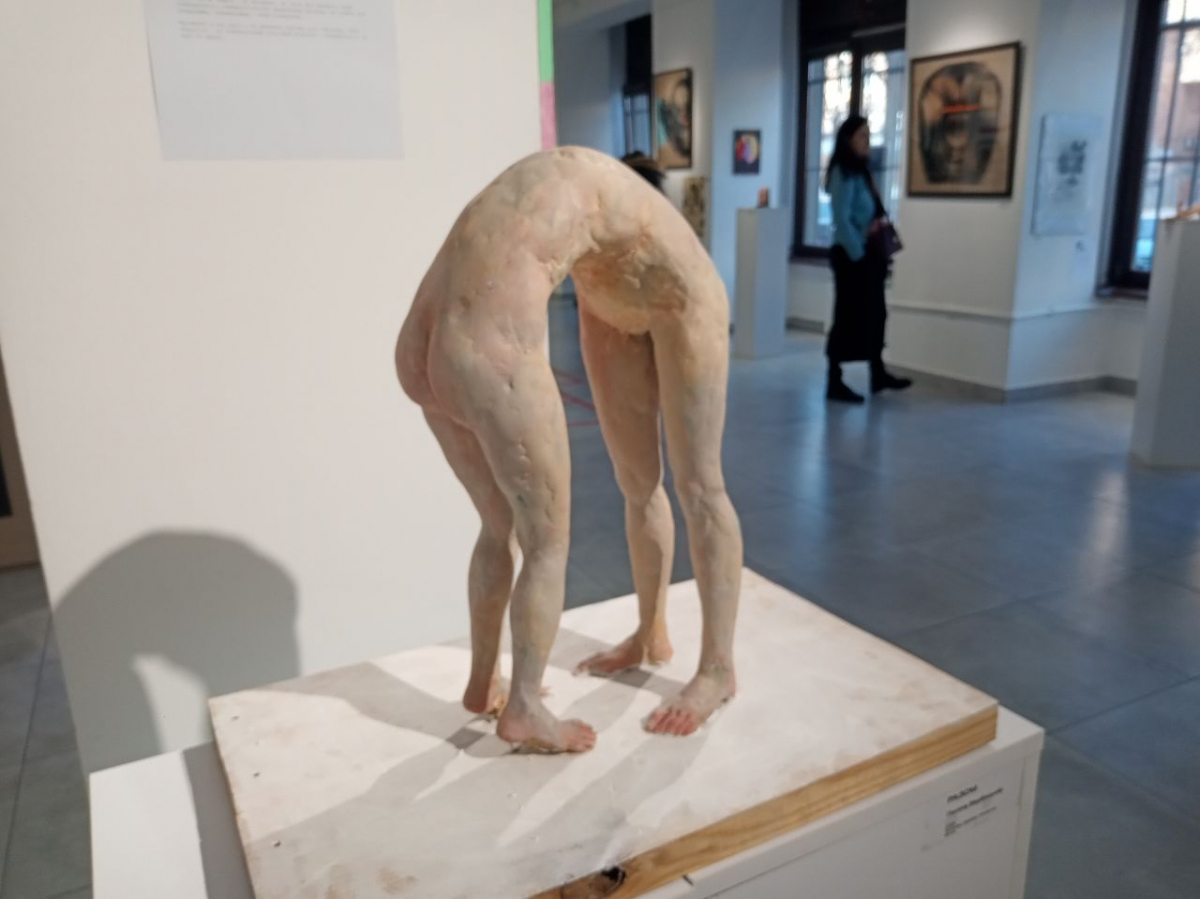 "Мені здавалася прикольною думка прикрашати тіло частинами тіла": у Запоріжжі побувала художниця, чиї скульптури можуть зачарувати і шокувати (фото)