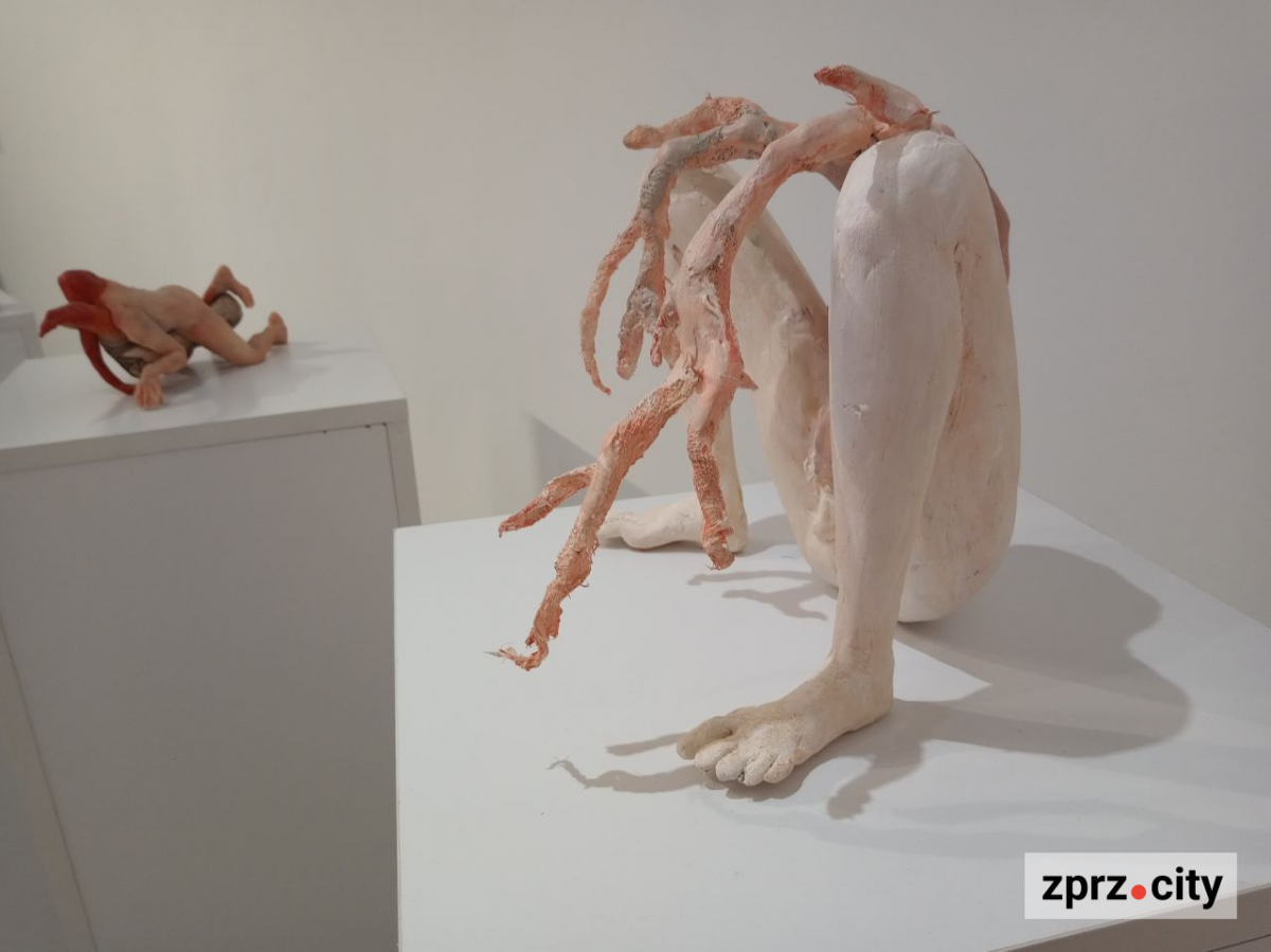 "Мені здавалася прикольною думка прикрашати тіло частинами тіла": у Запоріжжі побувала художниця, чиї скульптури можуть зачарувати і шокувати (фото)