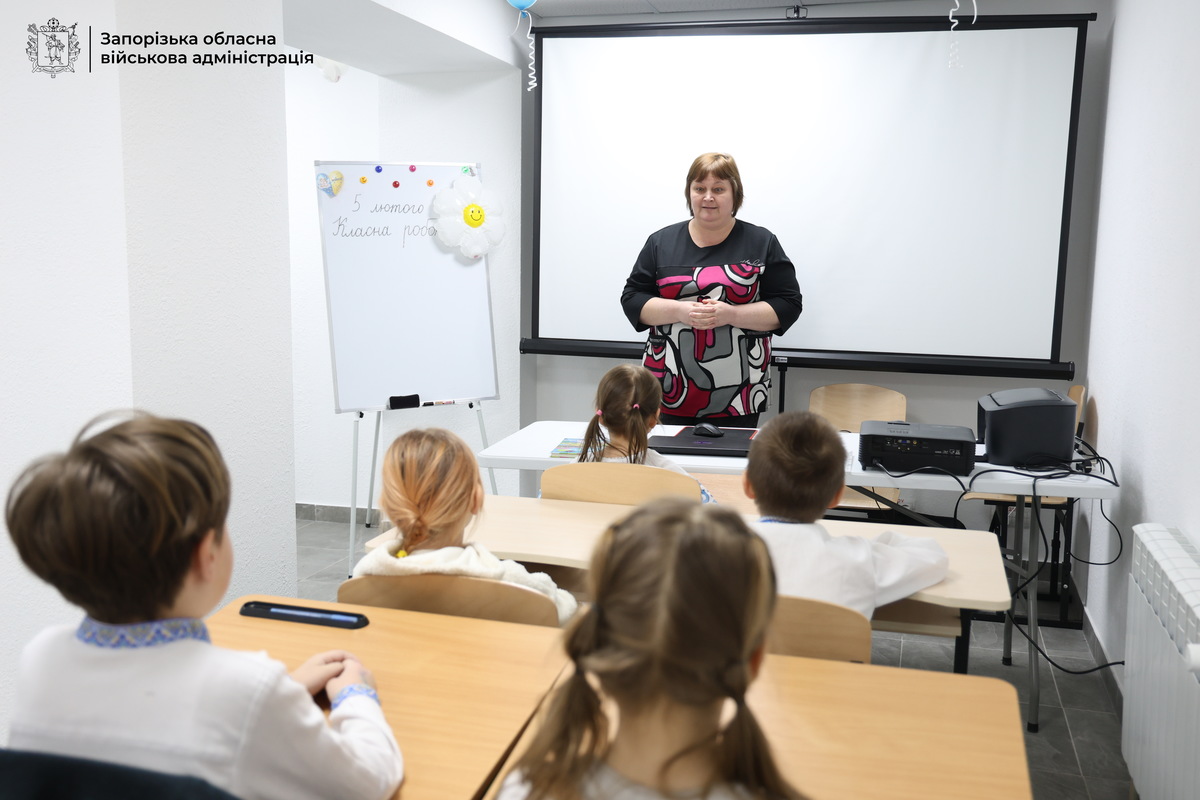 «Можна не хвилюватися, що прилетить ракета»: у Запоріжжі діти з релокованої громади навчаються у змішаному форматі (фото, відео)