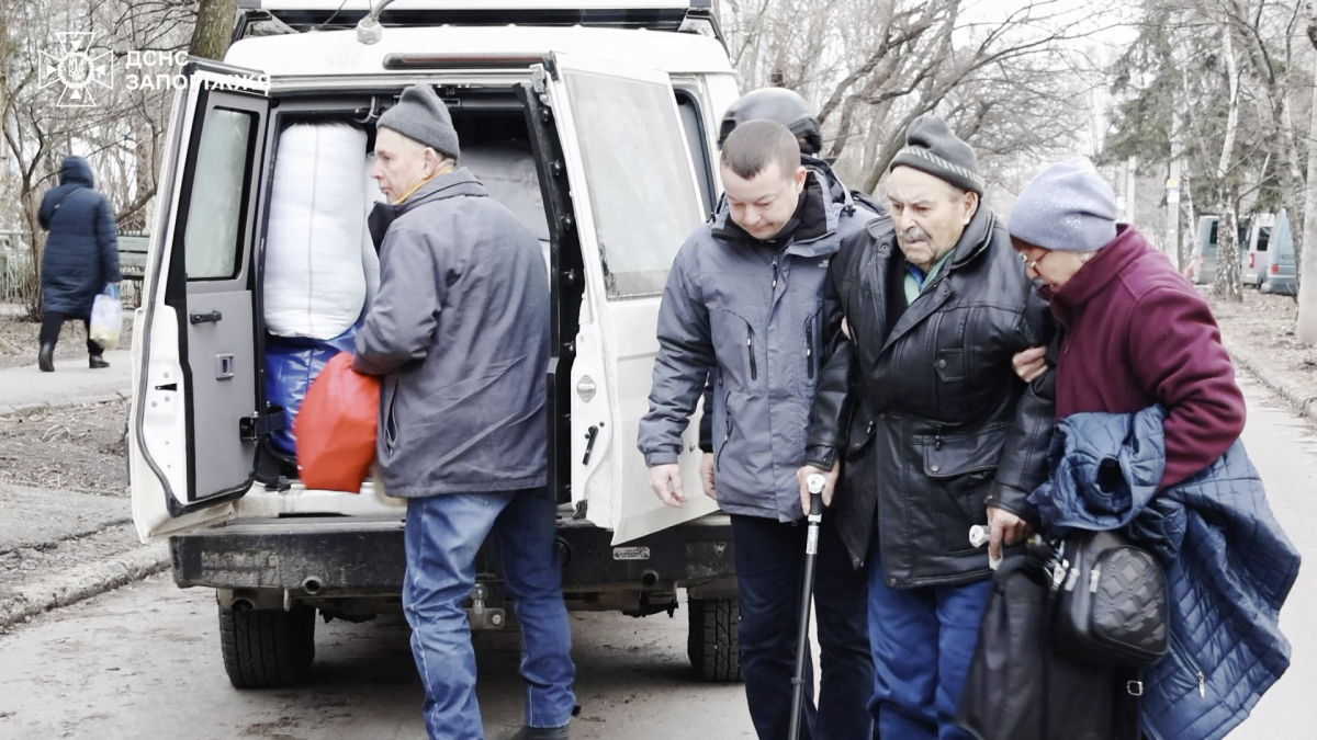 На Запоріжжі з під обстрілів евакуювали родину, фото: ДСНС України у Запорізькій області