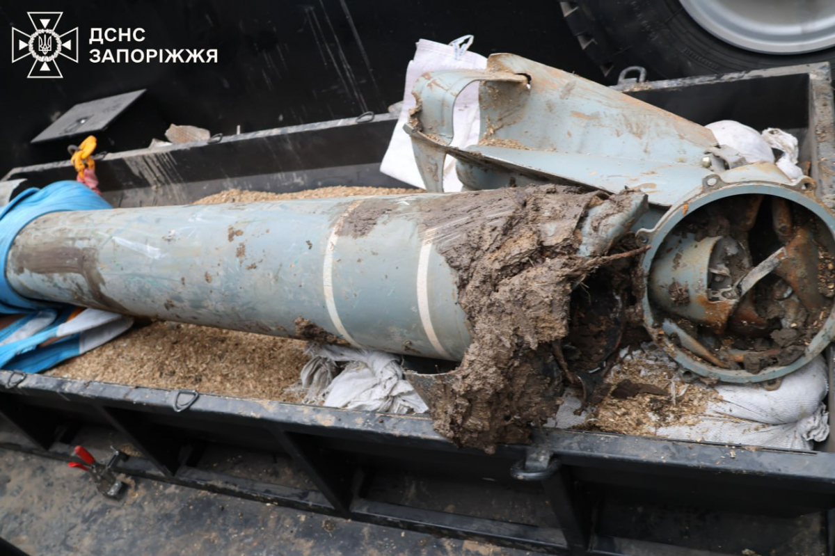 Небезпечна знахідка: мешканці Запоріжжя натрапили на реактивний снаряд біля проїжджої частини (фото)
