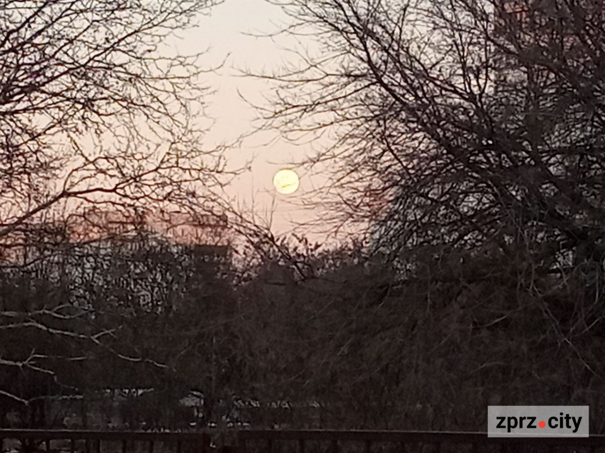 Неймовірно гарно - запоріжці поділились в соцмережах фото повні Сніжного місяця